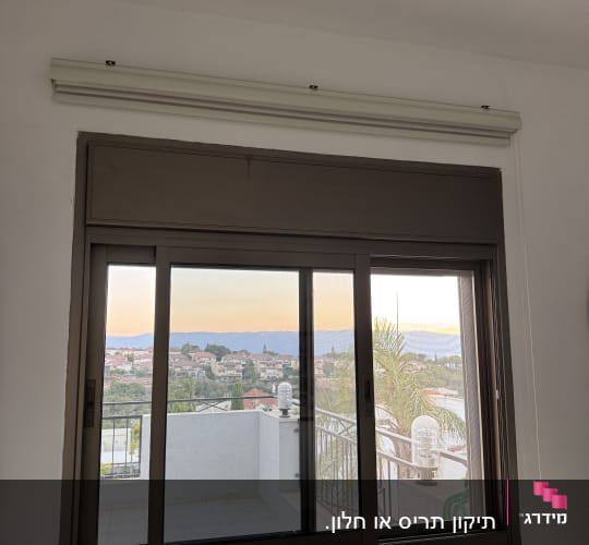חלון עם נוף למרפסת ונוף עירוני